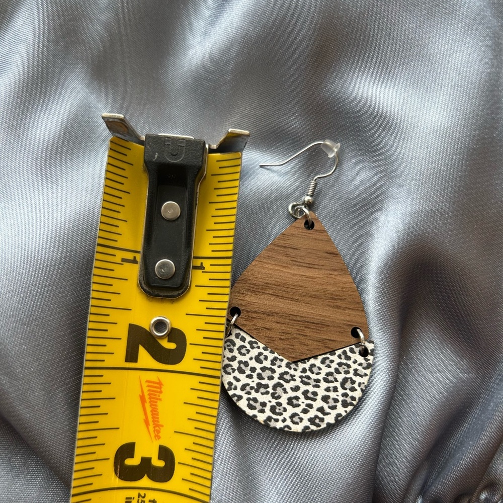 Leopard print and wood earrings with sliver hooks - Picture 2 of 3